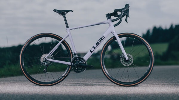 Cube Attain Race cyclamen´n´black